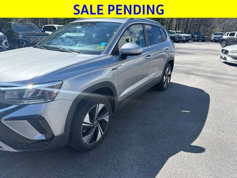 Used 2024 Volkswagen Taos SE w/ Panoramic Sunroof Package AWD/4WD image 2