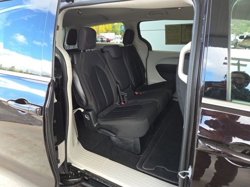 Used 2017 Chrysler Pacifica LX image 95