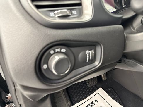 Used 2023 Jeep Renegade Latitude AWD/4WD image 19