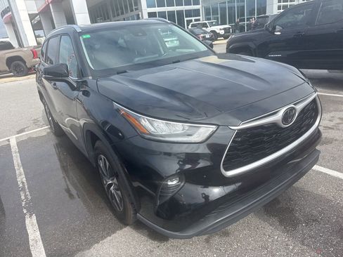 Used 2020 Toyota Highlander XLE image 2