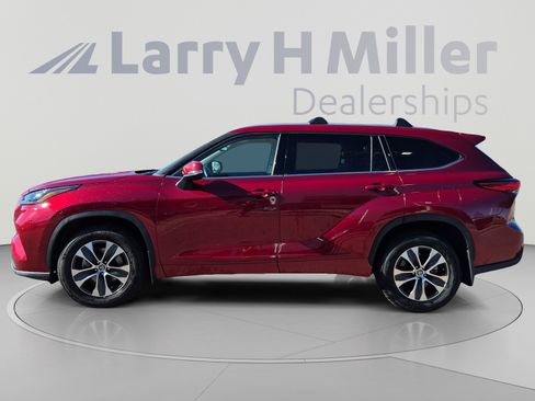 Used 2022 Toyota Highlander XLE AWD/4WD image 2