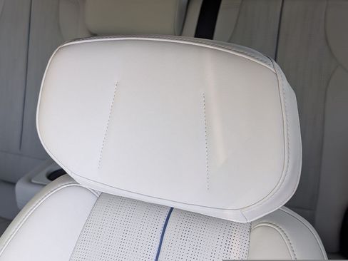 Certified 2025 Cadillac Optiq Luxury 2 AWD/4WD image 14