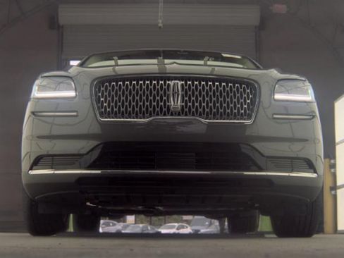 Used 2023 Lincoln Nautilus Reserve AWD/4WD image 3