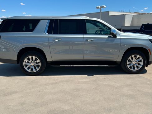 Used 2025 Chevrolet Suburban Premier AWD/4WD image 7