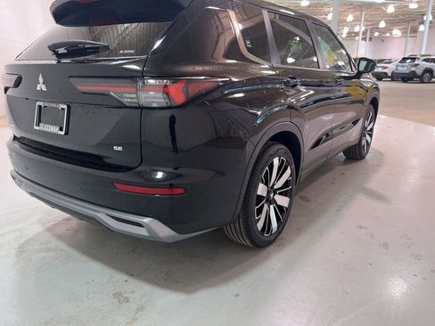 New 2025 Mitsubishi Outlander SE image 3