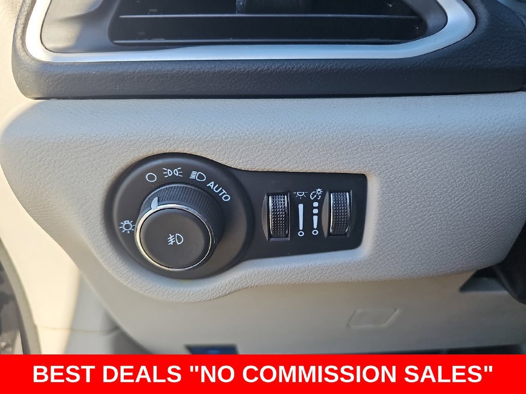 Used 2024 Chrysler Pacifica Touring-L FWD image 27