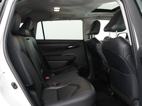Used 2025 Toyota Highlander XLE AWD/4WD image 12
