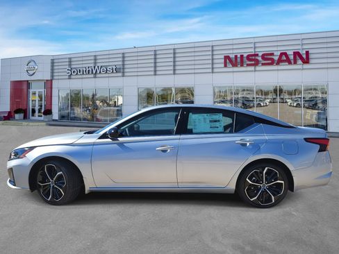 New 2025 Nissan Altima 2.5 SR image 9