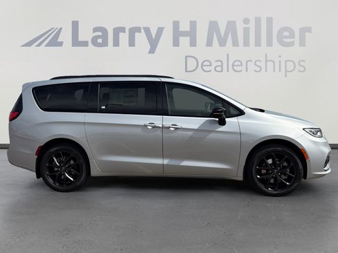 New 2026 Chrysler Pacifica Limited image 7