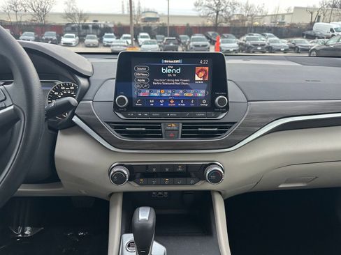 Used 2025 Nissan Altima 2.5 SV image 18
