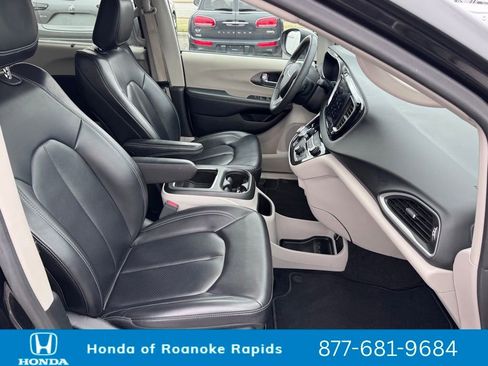 Used 2023 Chrysler Pacifica Touring-L image 24