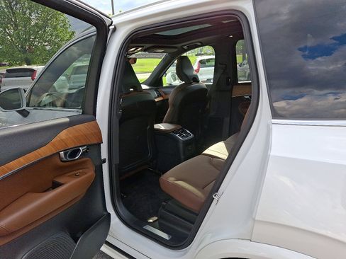 Used 2025 Volvo XC90 T8 Plus image 10