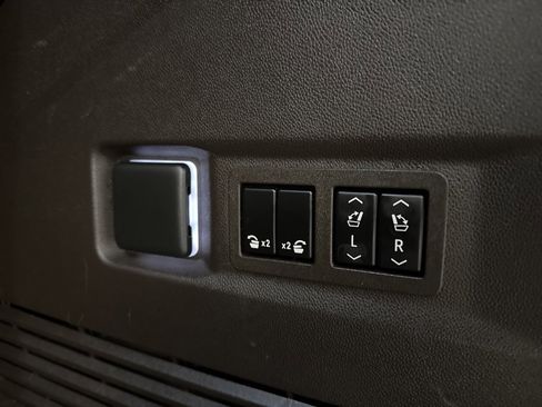 Used 2021 GMC Yukon Denali w/ Denali Premium Package image 32