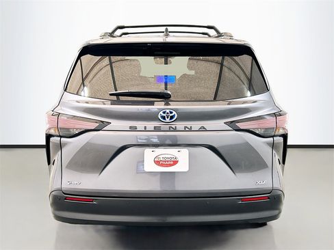 Used 2025 Toyota Sienna XLE image 5