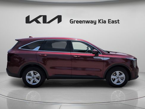 Certified 2025 Kia Sorento LX FWD image 4