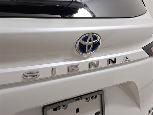 Used 2022 Toyota Sienna Limited image 9