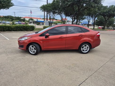 Used 2018 Ford Fiesta SE FWD image 2