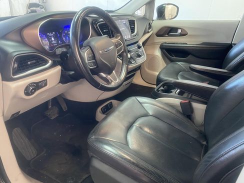 Used 2019 Chrysler Pacifica Touring-L image 20