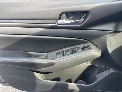 Used 2024 Nissan Altima 2.5 SV image 14