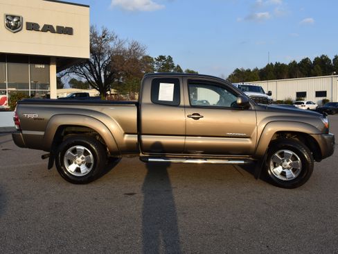 Used 2011 Toyota Tacoma PreRunner w/ TRD Sport Pkg image 10