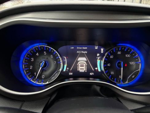 Used 2024 Chrysler Pacifica Touring-L FWD image 16