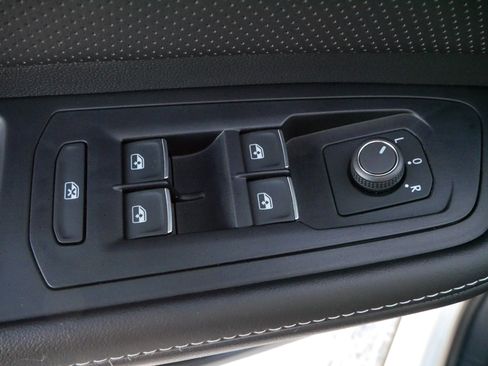 Certified 2025 Volkswagen Atlas Cross Sport SE w/ Panoramic Sunroof Package image 19