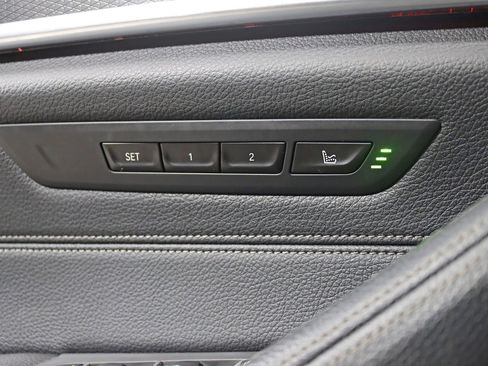 Used 2022 BMW M550i xDrive image 39