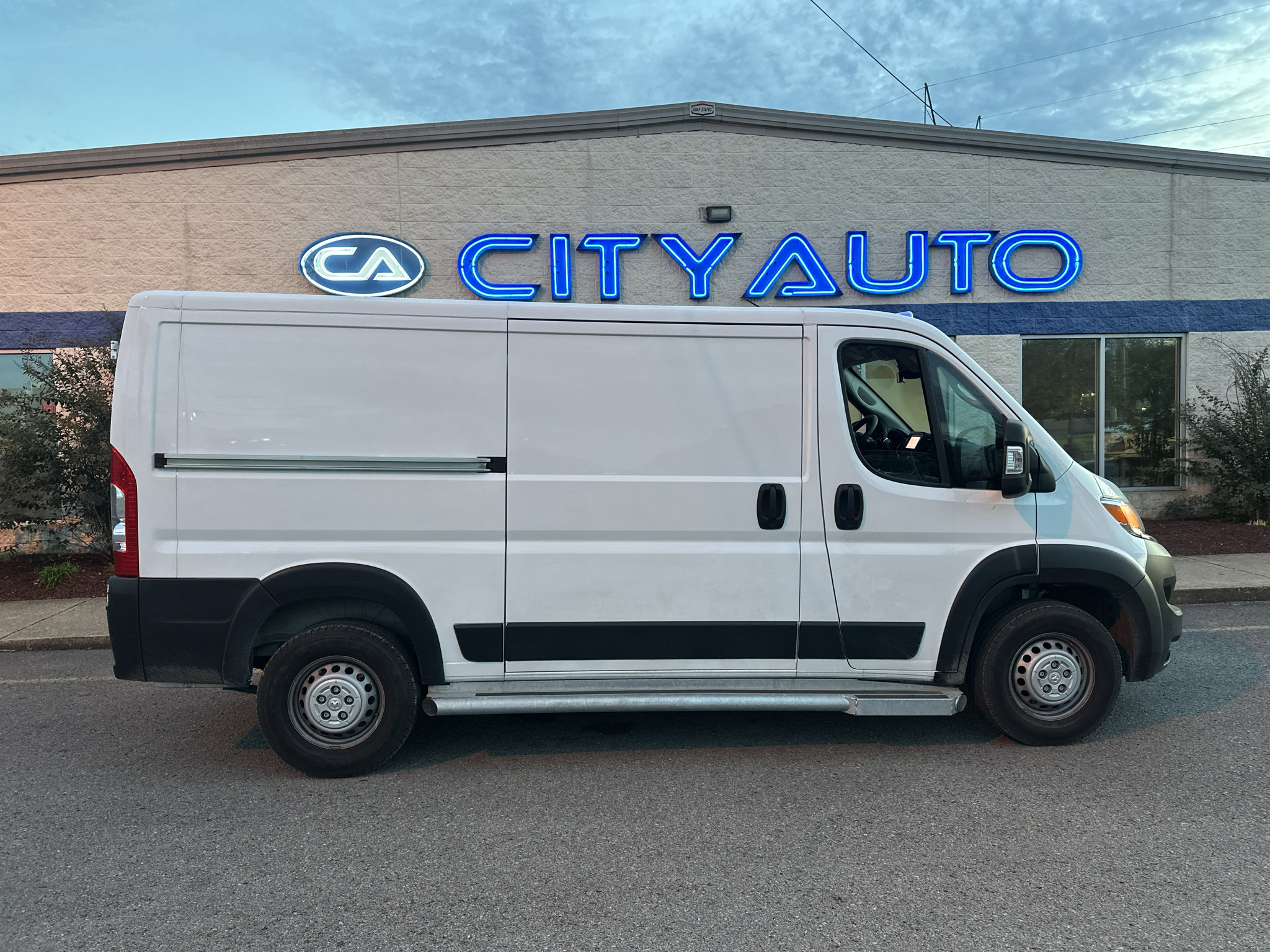 Used 2025 RAM ProMaster 2500 w/ U-Haul Equipment Group FWD image 3