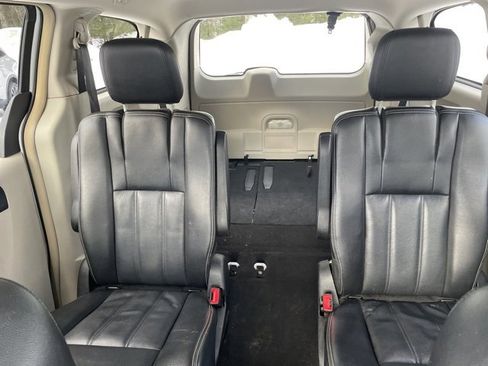 Used 2014 Chrysler Town & Country Touring image 36