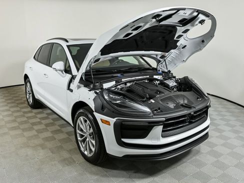 Certified 2025 Porsche Macan image 34