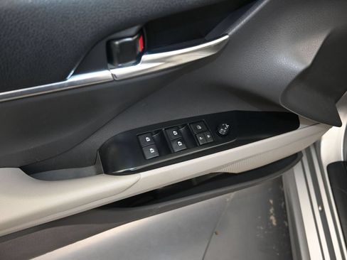 Used 2020 Toyota Camry SE w/ Convenience Package FWD image 11
