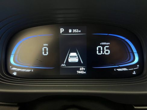 Used 2025 Hyundai Venue Limited FWD image 17