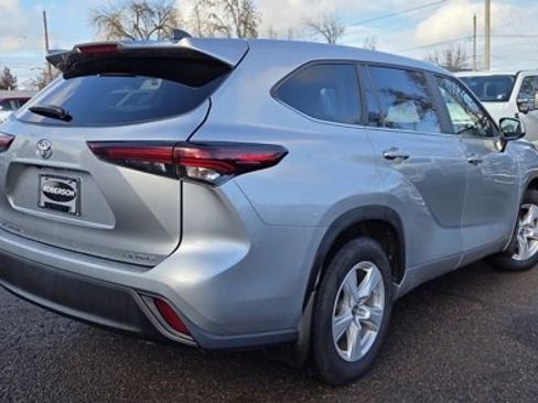 Used 2024 Toyota Highlander LE image 4