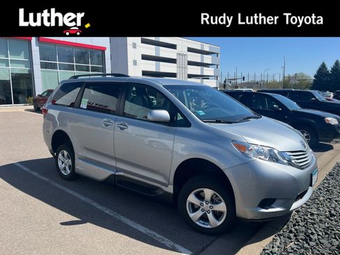 Used 2015 Toyota Sienna LE FWD image 1