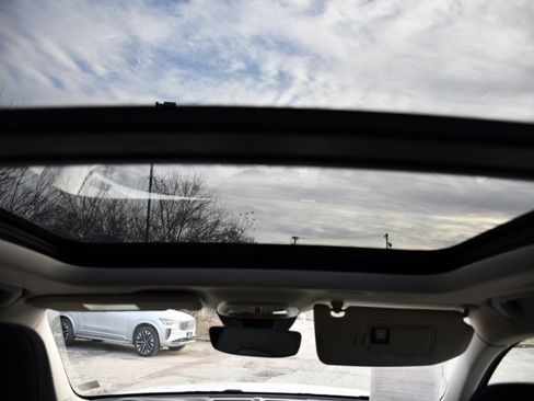 Certified 2025 Volvo XC40 B5 Core image 24