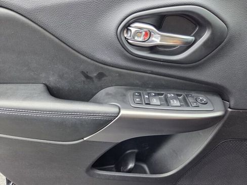 Used 2019 Jeep Cherokee Latitude Plus FWD image 34