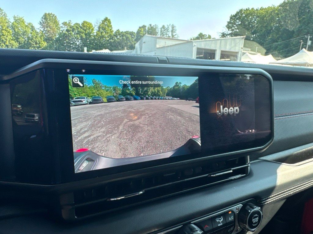 Used 2025 Jeep Gladiator Rubicon w/ Convenience Group AWD/4WD image 18