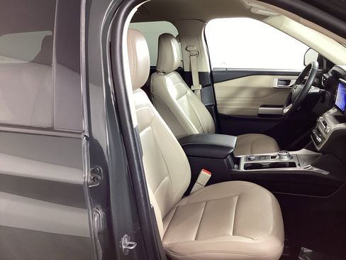 Used 2023 Ford Explorer XLT w/ Equipment Group 202A AWD/4WD image 8
