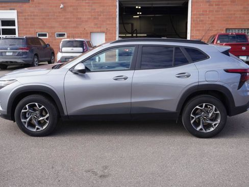 Used 2025 Chevrolet Trax LT w/ LT Convenience Package image 2