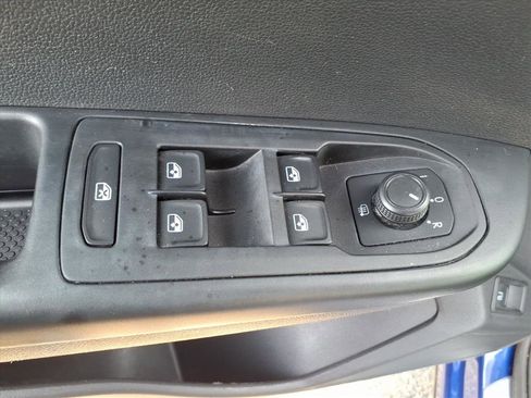 Certified 2022 Volkswagen Taos SE w/ Panoramic Sunroof Package image 12