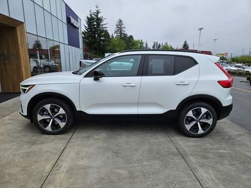 Used 2025 Volvo XC40 B5 Plus AWD/4WD image 8