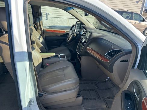 Used 2014 Chrysler Town & Country Touring image 14