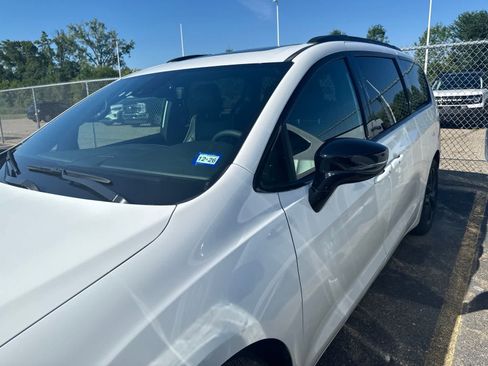 Used 2025 Chrysler Pacifica Limited FWD image 15