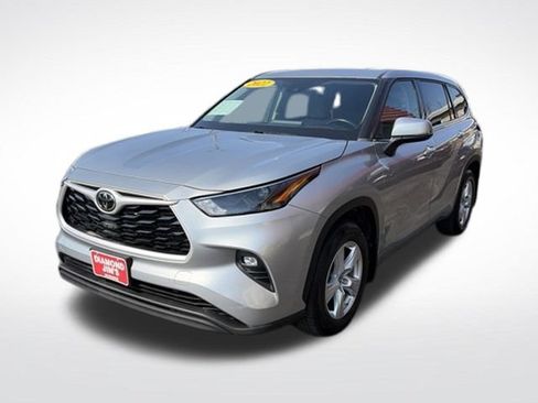 Used 2022 Toyota Highlander LE AWD/4WD image 3