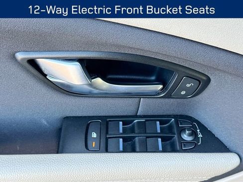 Used 2019 Land Rover Range Rover Evoque SE image 19