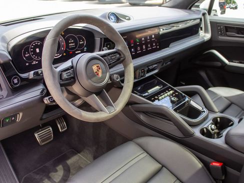 Used 2025 Porsche Cayenne GTS AWD/4WD image 11