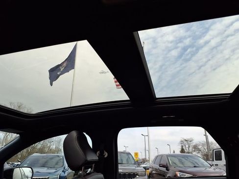 Used 2022 Ford Edge ST-Line w/ Cold Weather Package image 8