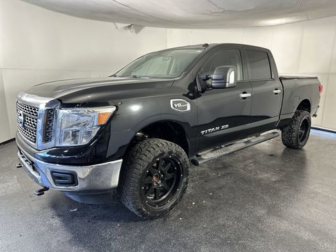 Used 2018 Nissan Titan SV image 6