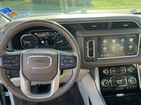 Used 2021 GMC Yukon Denali AWD/4WD image 4