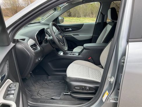 Used 2023 Chevrolet Equinox LS w/ LS Convenience Package AWD/4WD image 2